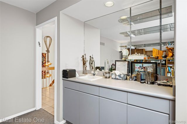 5000 Mirror Lake Court 19, West Bloomfield Charter Township, MI 48323