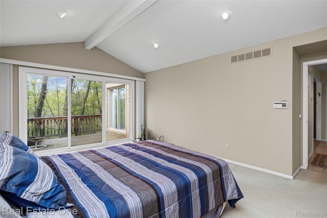 5000 Mirror Lake Court 19, West Bloomfield Charter Township, MI 48323
