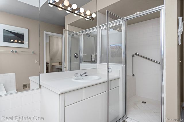5000 Mirror Lake Court 19, West Bloomfield Charter Township, MI 48323