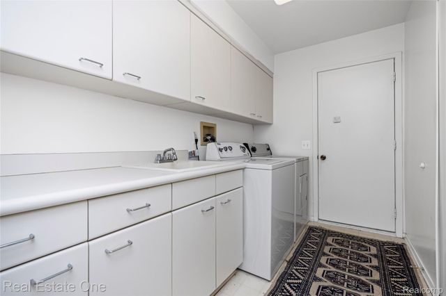 5000 Mirror Lake Court 19, West Bloomfield Charter Township, MI 48323