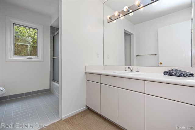 5000 Mirror Lake Court 19, West Bloomfield Charter Township, MI 48323