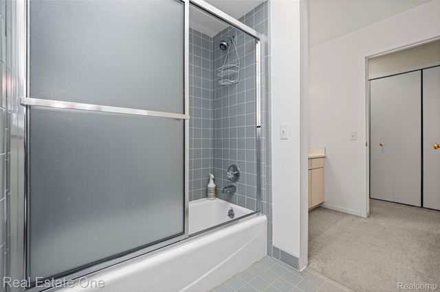 5000 Mirror Lake Court 19, West Bloomfield Charter Township, MI 48323