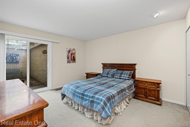 5000 Mirror Lake Court 19, West Bloomfield Charter Township, MI 48323
