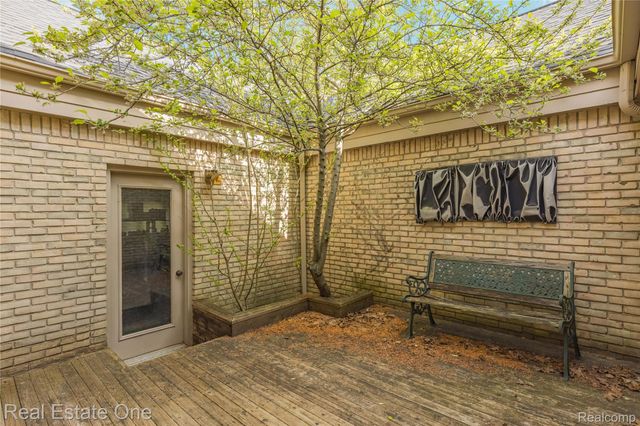 5000 Mirror Lake Court 19, West Bloomfield Charter Township, MI 48323
