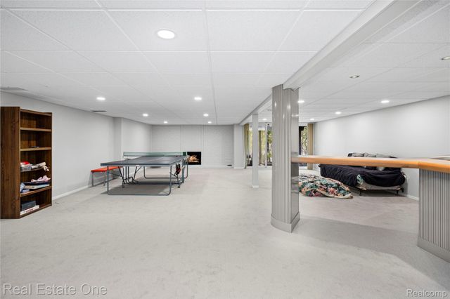 5000 Mirror Lake Court 19, West Bloomfield Charter Township, MI 48323
