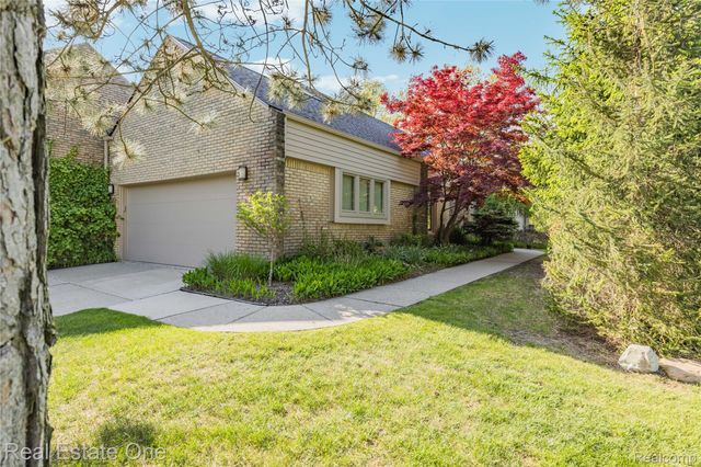 5000 Mirror Lake Court 19, West Bloomfield Charter Township, MI 48323