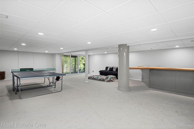 5000 Mirror Lake Court 19, West Bloomfield Charter Township, MI 48323