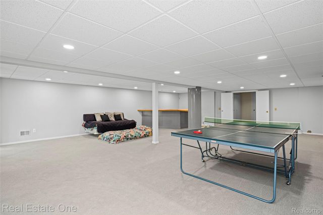 5000 Mirror Lake Court 19, West Bloomfield Charter Township, MI 48323