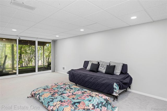 5000 Mirror Lake Court 19, West Bloomfield Charter Township, MI 48323