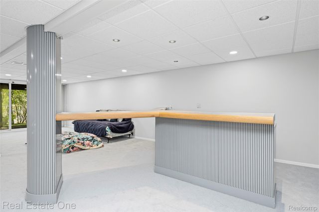 5000 Mirror Lake Court 19, West Bloomfield Charter Township, MI 48323