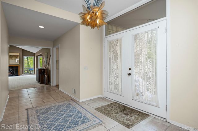5000 Mirror Lake Court 19, West Bloomfield Charter Township, MI 48323