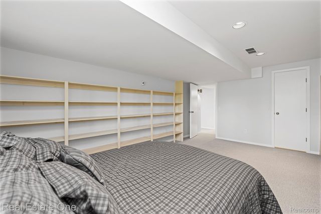 5000 Mirror Lake Court 19, West Bloomfield Charter Township, MI 48323