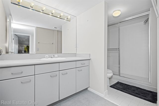 5000 Mirror Lake Court 19, West Bloomfield Charter Township, MI 48323