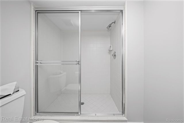 5000 Mirror Lake Court 19, West Bloomfield Charter Township, MI 48323