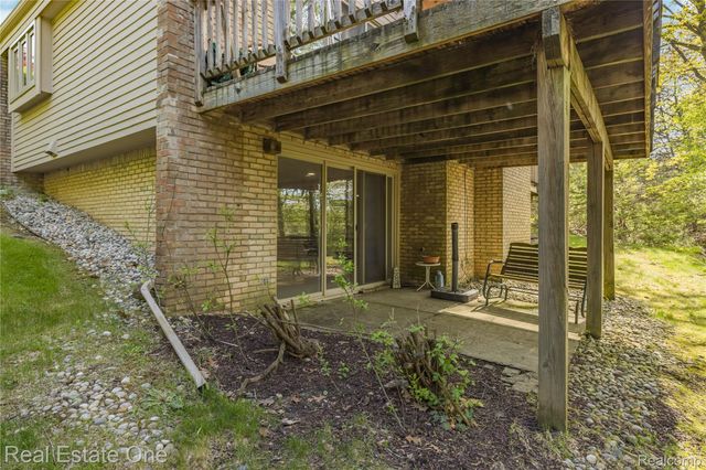 5000 Mirror Lake Court 19, West Bloomfield Charter Township, MI 48323