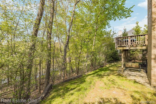 5000 Mirror Lake Court 19, West Bloomfield Charter Township, MI 48323
