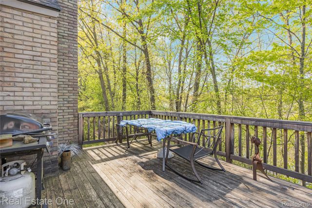 5000 Mirror Lake Court 19, West Bloomfield Charter Township, MI 48323