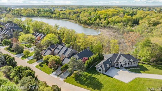 5000 Mirror Lake Court 19, West Bloomfield Charter Township, MI 48323