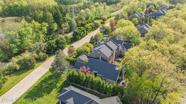 5000 Mirror Lake Court 19, West Bloomfield Charter Township, MI 48323