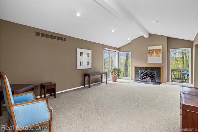 5000 Mirror Lake Court 19, West Bloomfield Charter Township, MI 48323