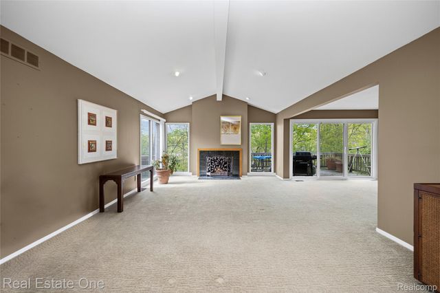5000 Mirror Lake Court 19, West Bloomfield Charter Township, MI 48323