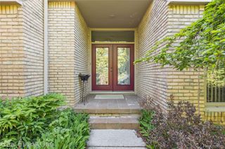 5000 Mirror Lake Court 19, West Bloomfield Charter Township, MI 48323