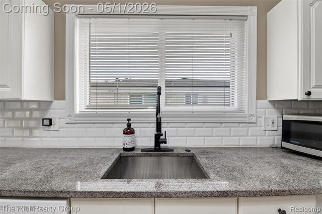 30320 Woodhouse Drive, Warren, MI 48092
