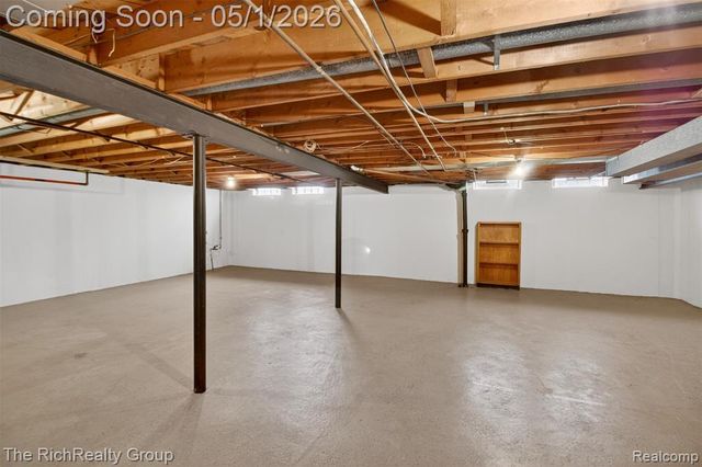 30320 Woodhouse Drive, Warren, MI 48092