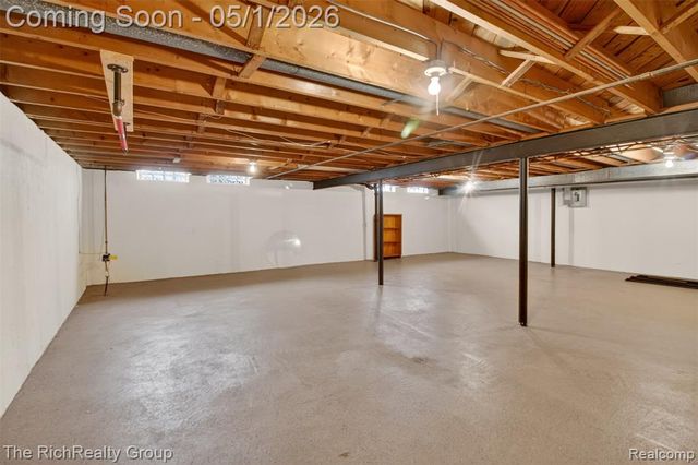 30320 Woodhouse Drive, Warren, MI 48092