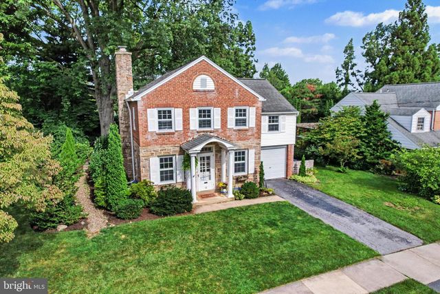 10 COUNTRY CLUB PL E, Camp Hill, PA 17011