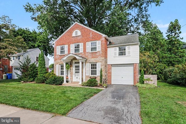 10 COUNTRY CLUB PL E, Camp Hill, PA 17011