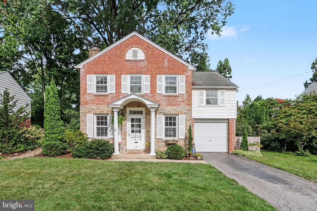10 COUNTRY CLUB PL E, Camp Hill, PA 17011