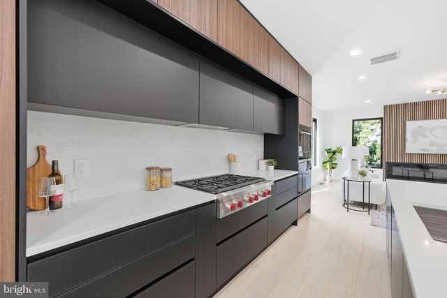818 N EDGEWOOD ST, Arlington, VA 22201
