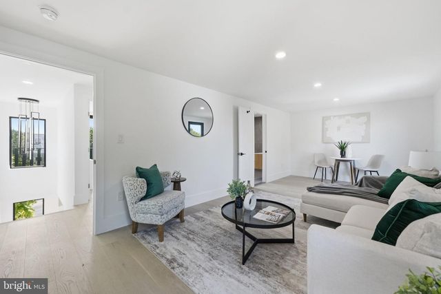 818 N EDGEWOOD ST, Arlington, VA 22201