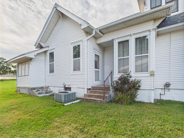 611 Cedar Avenue, Cabool, MO 65689