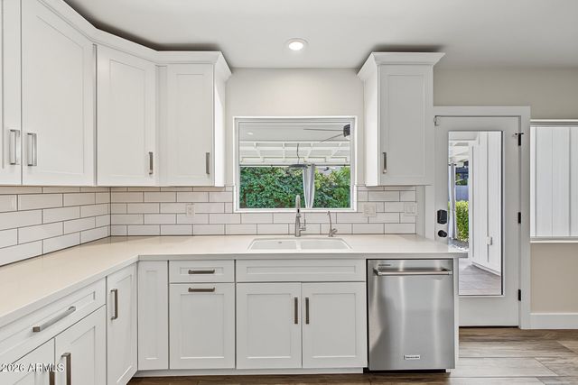 5131 E WELDON Avenue, Phoenix, AZ 85018