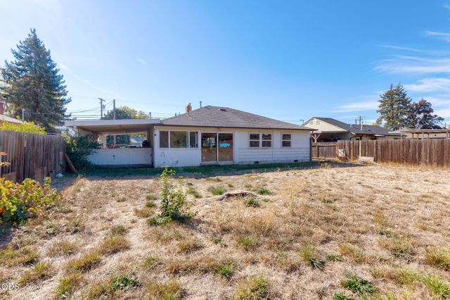 1146 NE D Street, Grants Pass, OR 97526
