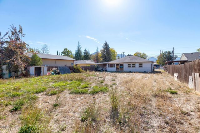 1146 NE D Street, Grants Pass, OR 97526