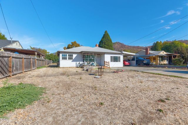 1146 NE D Street, Grants Pass, OR 97526