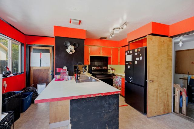 1146 NE D Street, Grants Pass, OR 97526