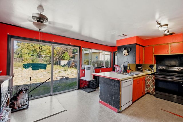 1146 NE D Street, Grants Pass, OR 97526