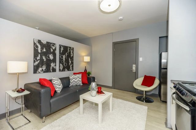 944 W Montrose Avenue 103, Chicago, IL 60613