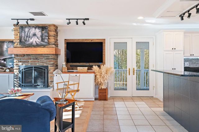 1812 SHORE DR, Annapolis, MD 21401