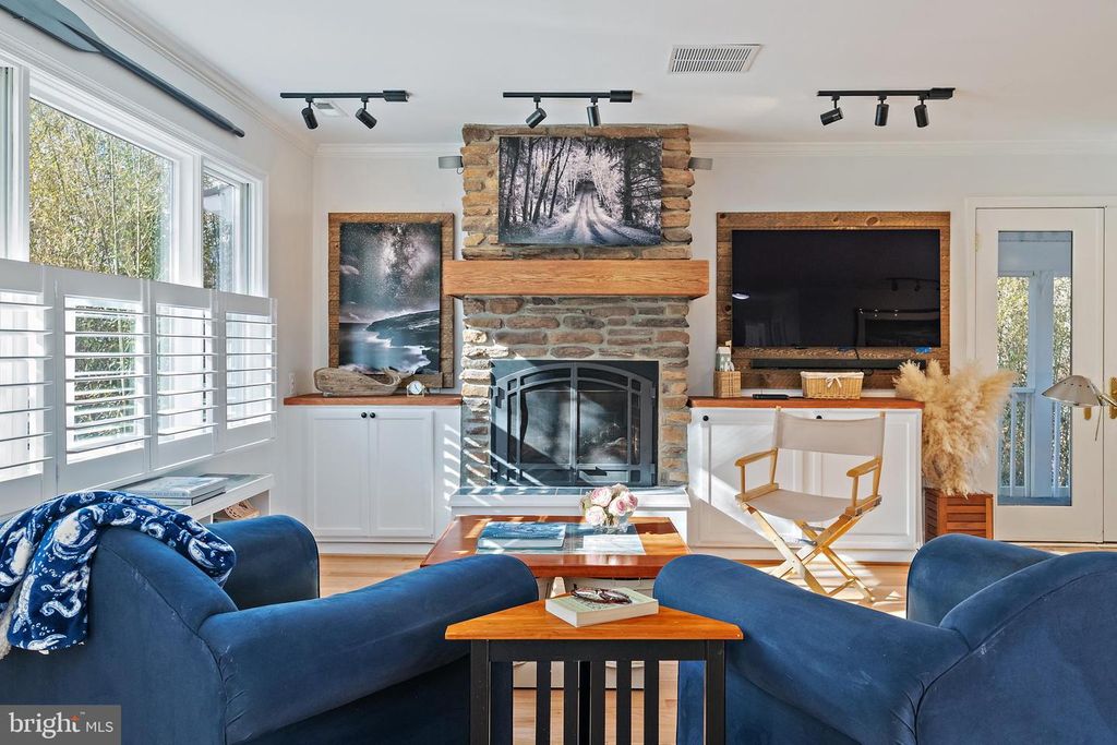 Image 8 of property listing at 1812 SHORE DR, Annapolis, MD 21401