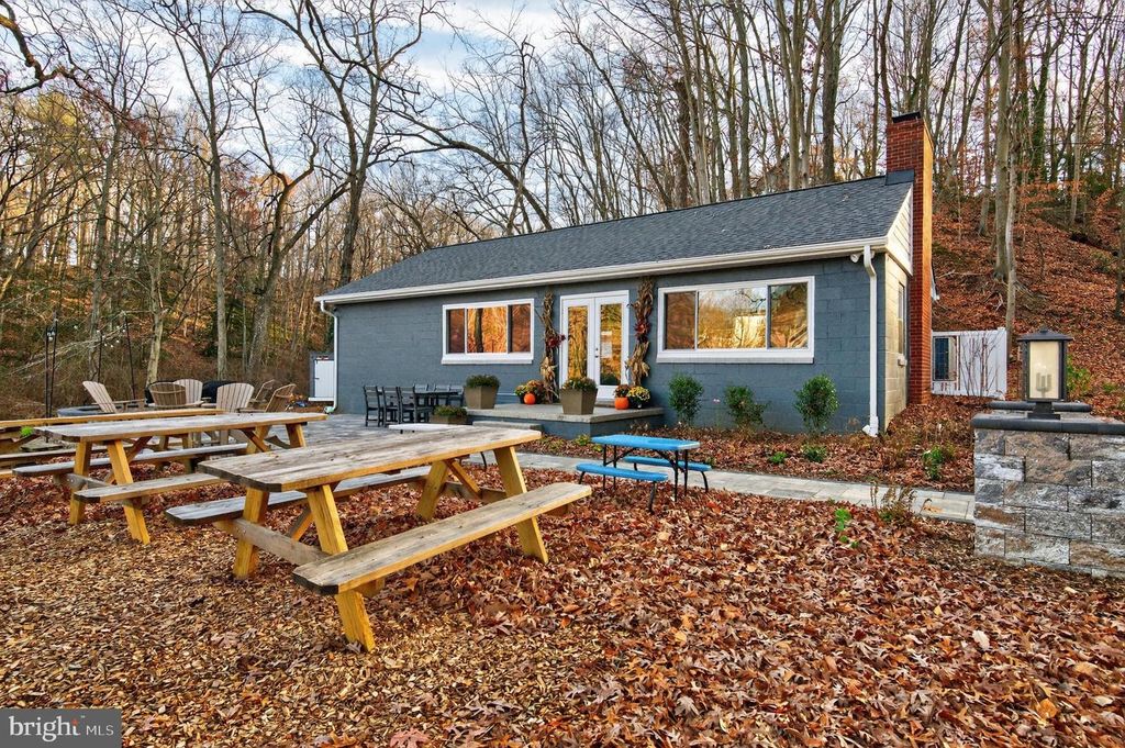 Image 73 of property listing at 1812 SHORE DR, Annapolis, MD 21401