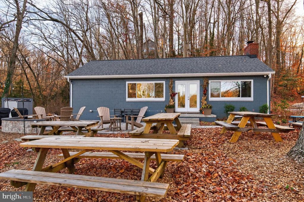 Image 75 of property listing at 1812 SHORE DR, Annapolis, MD 21401