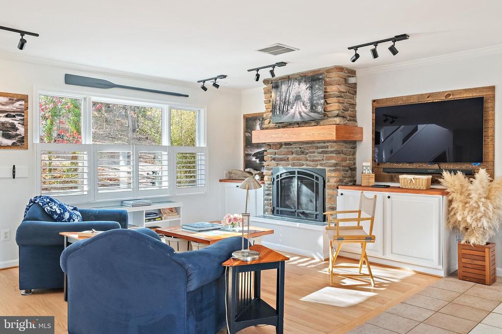 Image 9 of property listing at 1812 SHORE DR, Annapolis, MD 21401