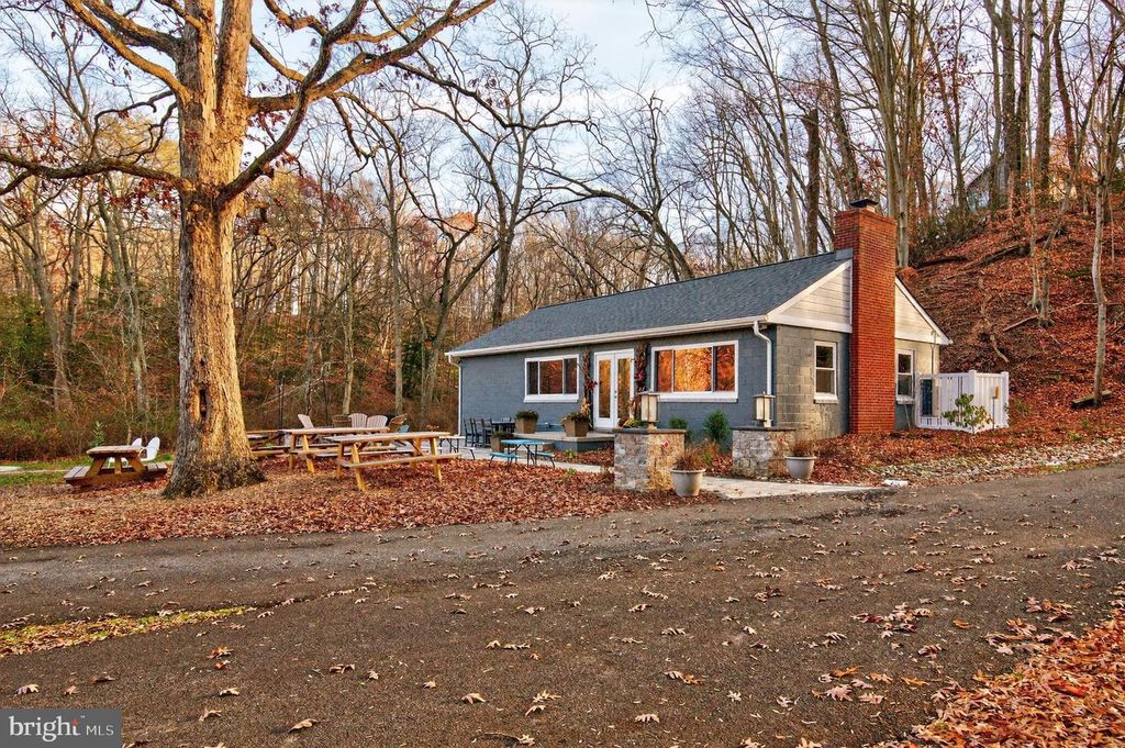 Image 82 of property listing at 1812 SHORE DR, Annapolis, MD 21401