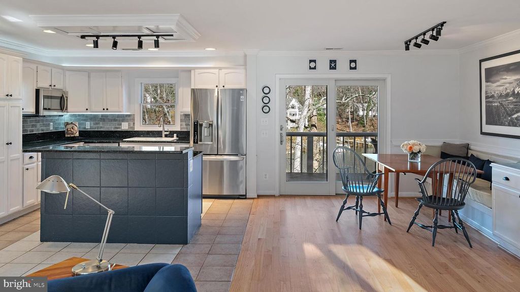 Image 11 of property listing at 1812 SHORE DR, Annapolis, MD 21401