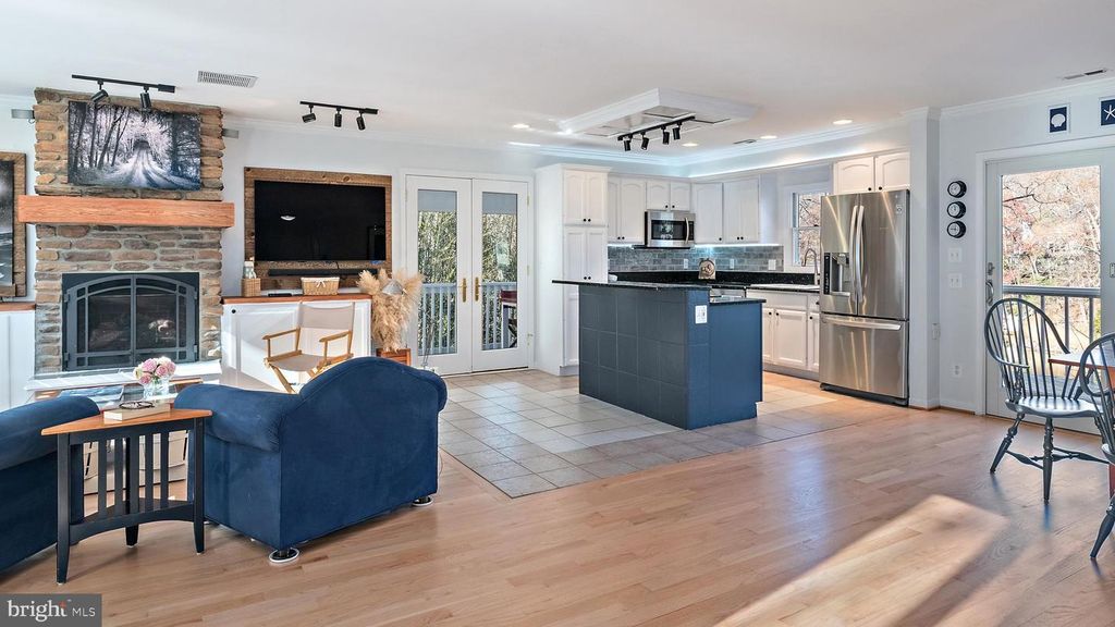 Image 12 of property listing at 1812 SHORE DR, Annapolis, MD 21401